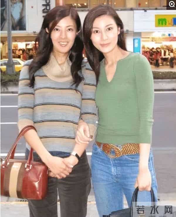 李嘉欣姐姐在上海参加继子婚礼,被敬茶笑不拢嘴,15岁儿子罕露脸