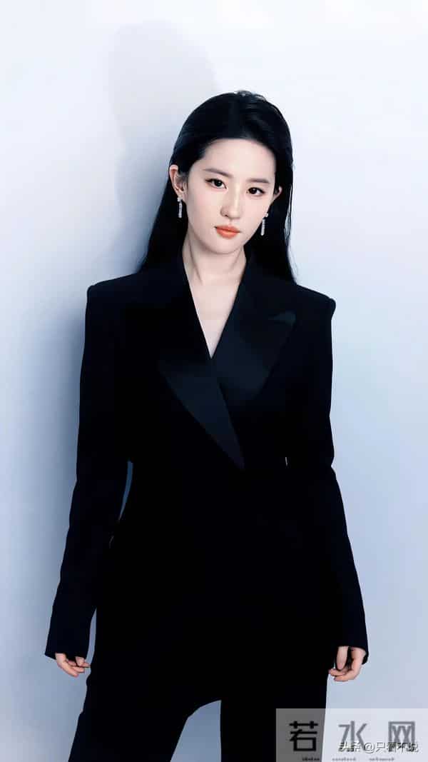刘亦菲黑色西装，又美又飒，妥妥的御姐范儿