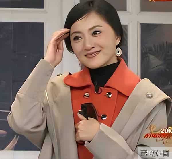 她是冯巩御用老婆，连登五年春晚后精神失常，如今50岁的她怎样了