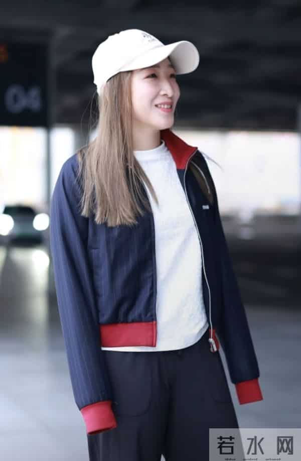 刘诗雯现身机场，藏青拼红运动风外套搭白帽随性又活力笑容超治愈