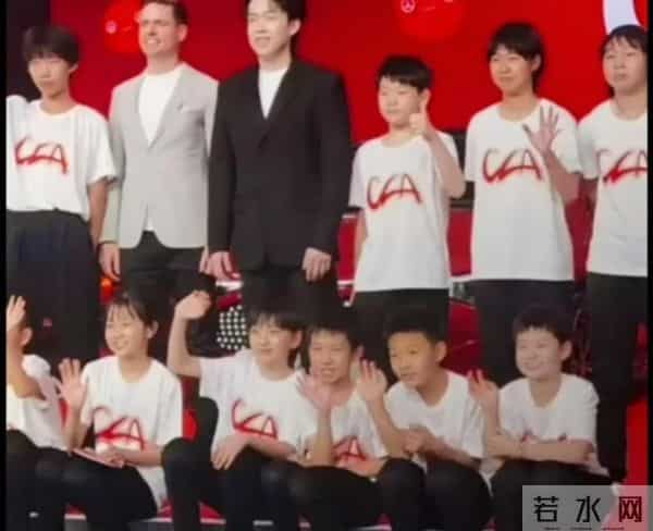 所有人都去了澳门,没看见大头,原来,他去参加奔驰活动的彩排了