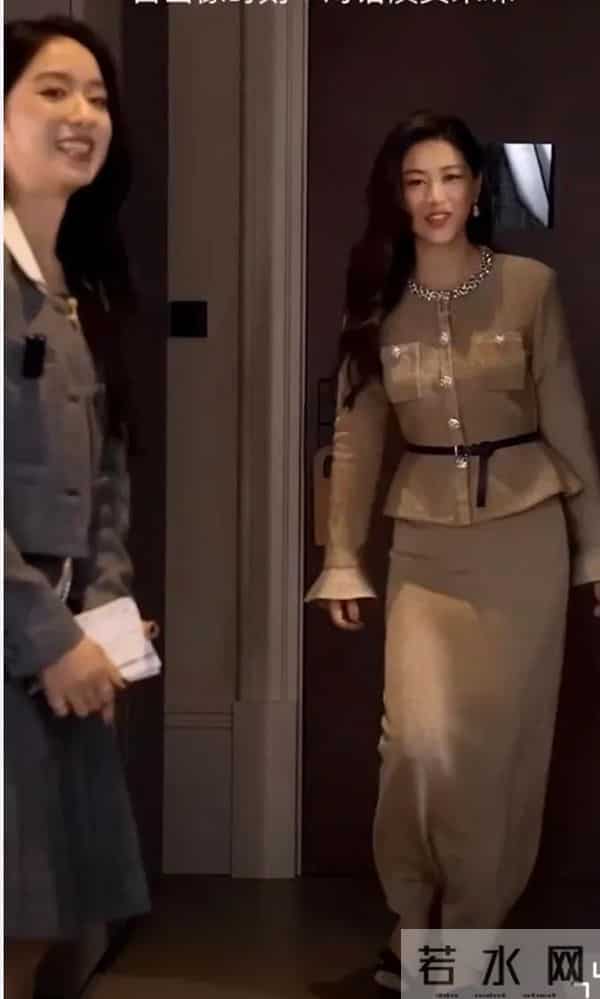 朱珠用全英文采访教翁青雅做人，41岁的她能力强，还是个好妈妈！