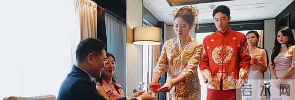 李嘉欣姐姐在上海参加继子婚礼,被敬茶笑不拢嘴,15岁儿子罕露脸