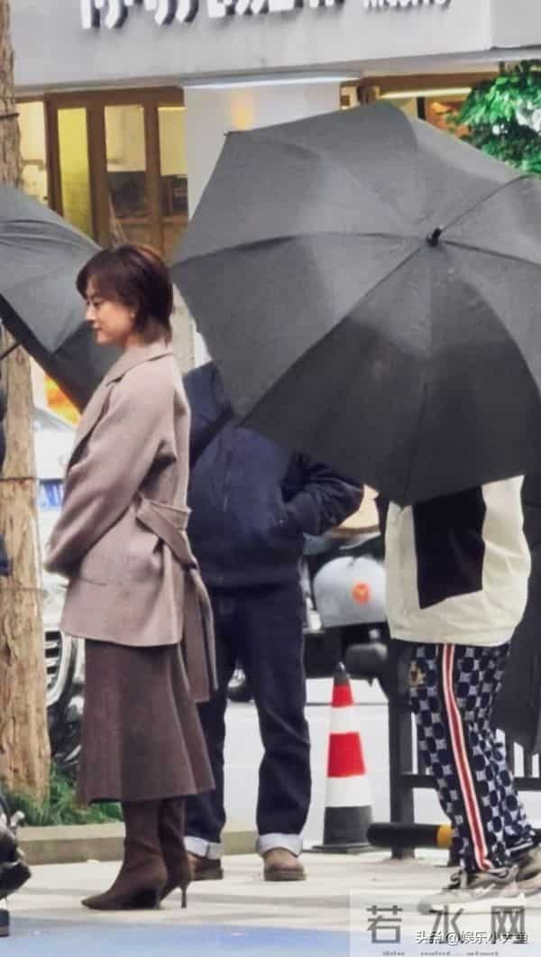 孙俪无锡拍戏被偶遇，身穿毛呢大衣新发型好洋气，本人又瘦又美！