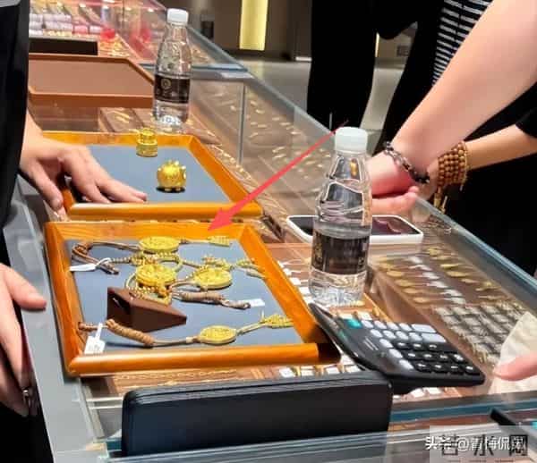 佟丽娅深圳扫购黄金!头发稀少假发明显,满胳膊黄金手串太吸睛