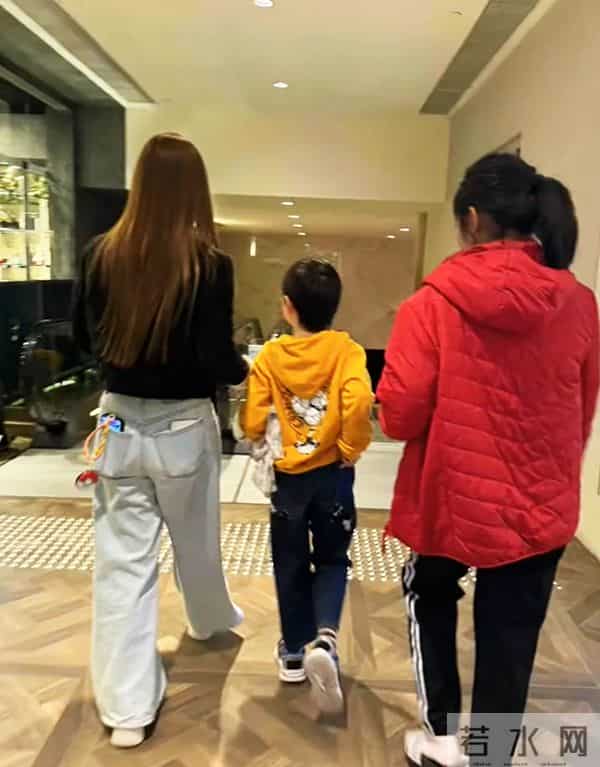 杨颖和闺蜜街头吃饭被偶遇，嗦手指太可爱了！淡圈后身家仍不菲！