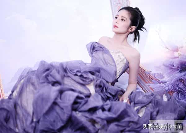 恭喜颖儿获得年度风尚演员奖，站上领奖台那一刻，整个人都在发光