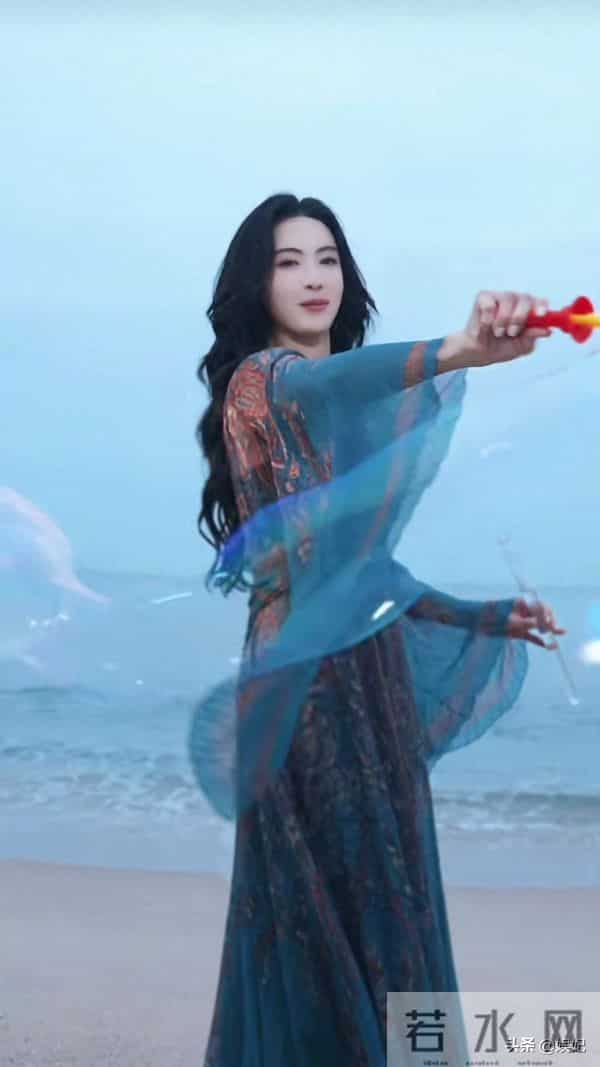 45岁张柏芝最新穿搭：大波浪+印花连衣裙，优雅又高级，像30岁