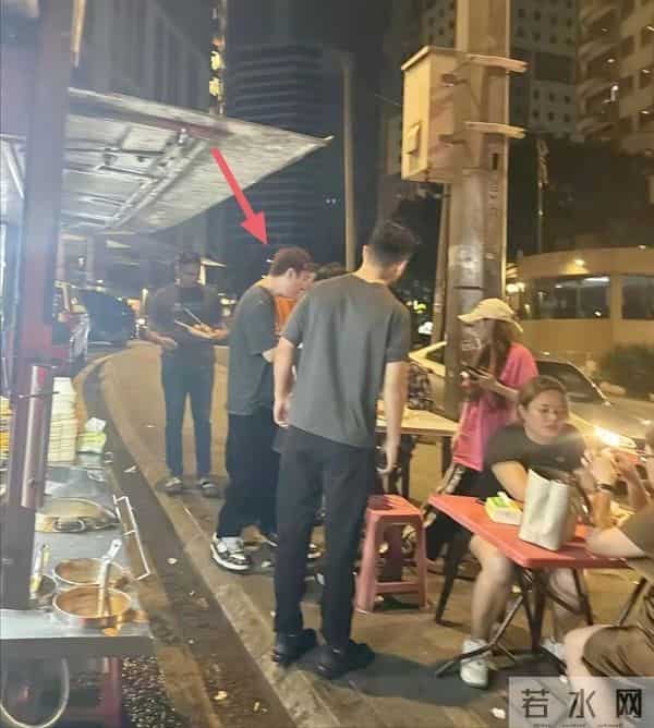 王思聪和朋友在吉隆坡吃大排档，他身穿灰色T恤长裤，穿着很低调