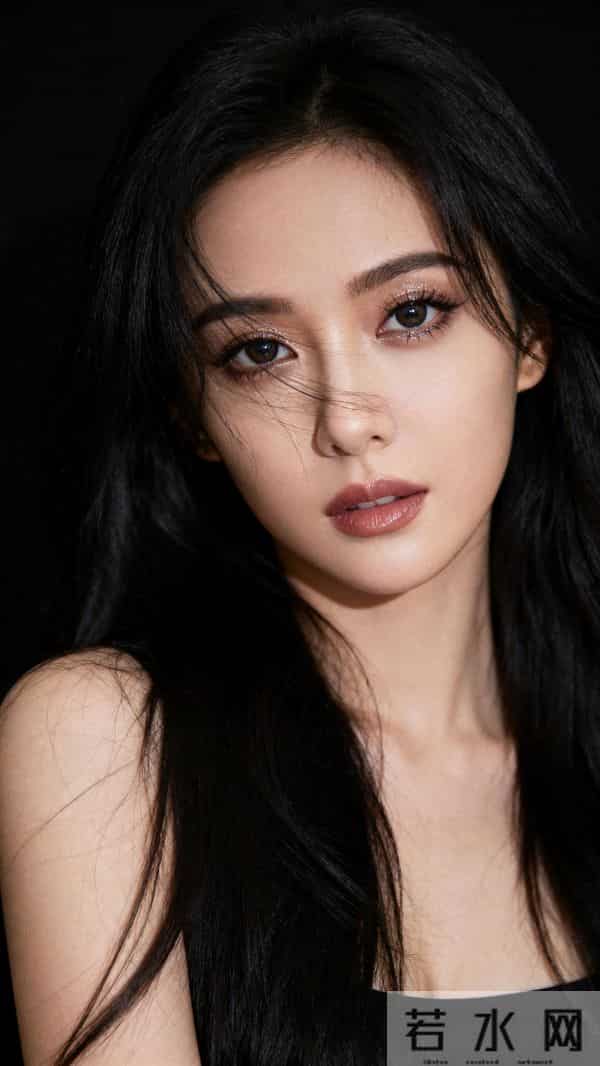 黑长直少女纯黑背景时尚大片｜高级感与性感魅力的碰撞