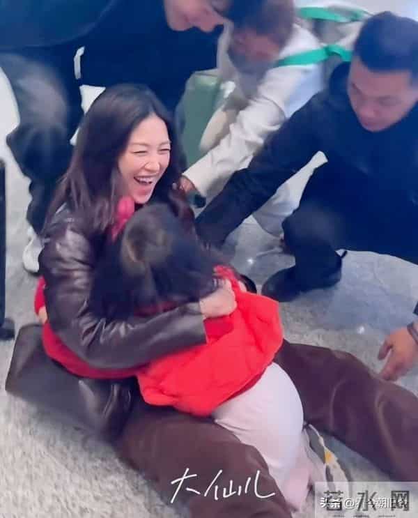 朱珠被4岁女儿扑倒,瘫坐地上笑得见牙不见眼,3名助理才扶起来。