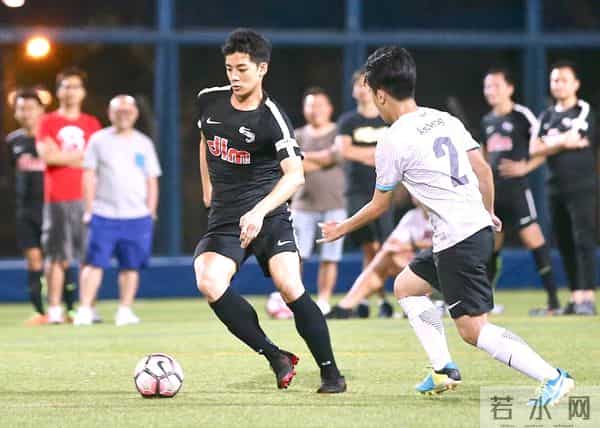 前TVB男星被曝同时交往两位女神级密友，感情生活比演艺事业精彩