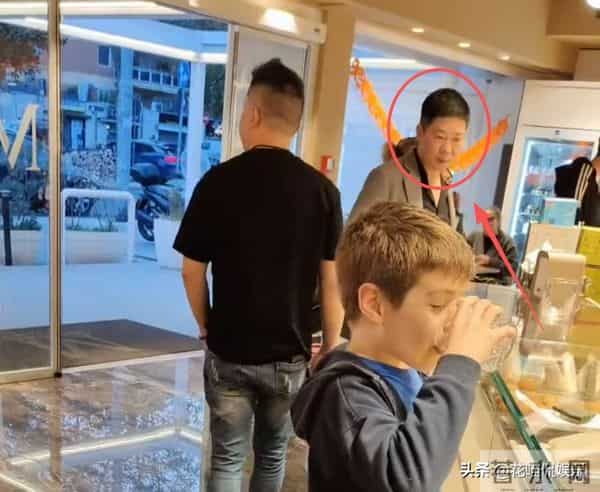 老麦跟朋友吃早点，担忧家里人，神色不是很好，大哈群聊记录曝光