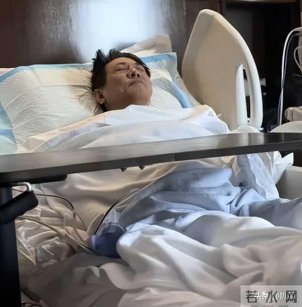 62岁李连杰豪宅游泳，脱光上衣“自证清白”，大腹便便并无刀疤