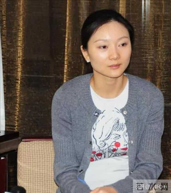 恩爱25年难敌岁月残酷！74岁张艺谋瘦弱如柴，43岁陈婷仍娇美如花