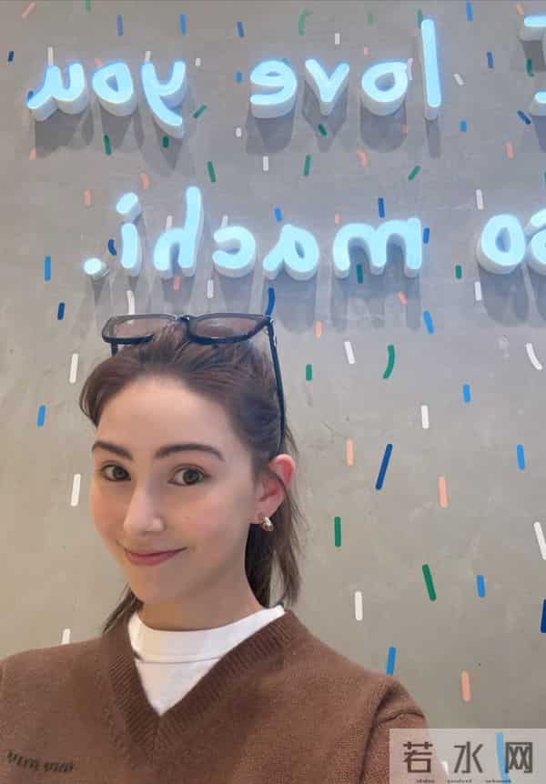 周杰伦女儿首露正脸,与妈妈一起怀抱考拉,母女复制粘贴太美了!