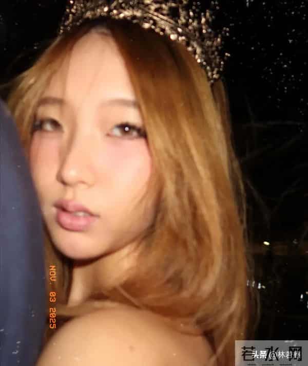 小S大女儿Elly晒自拍照,穿抹胸短裙,身材火辣,网友:像小S