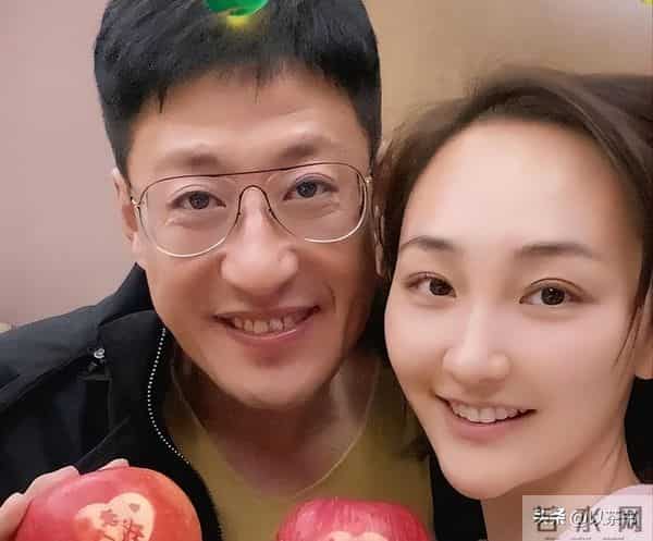 原来于震老婆是她，两人差13岁，婚后成家庭主妇被丈夫公婆宠成宝