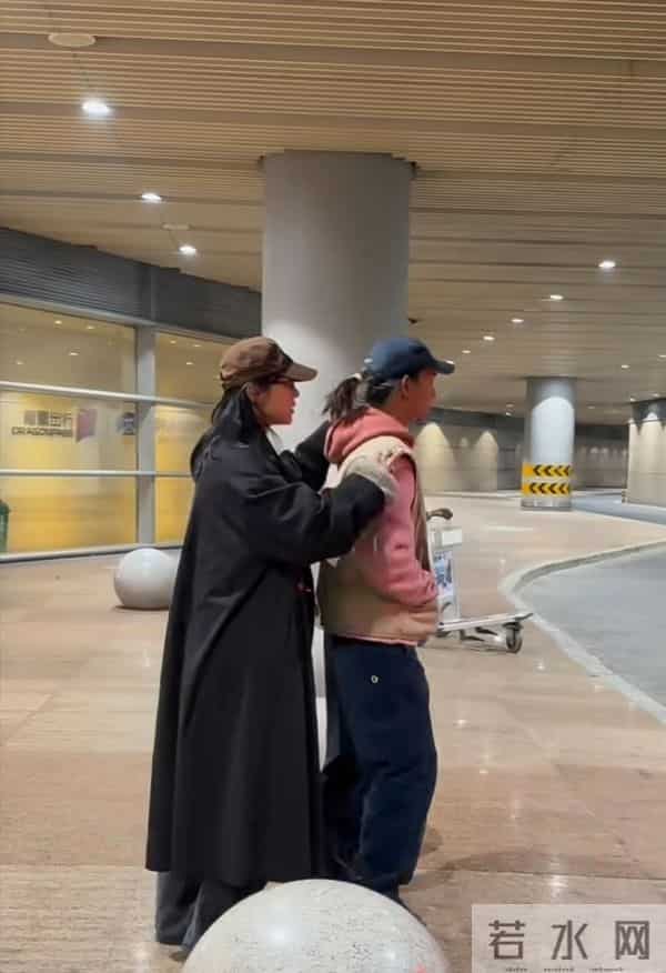 白百合儿子机场接妈妈，留长发，戴耳环，个子比妈妈都高！