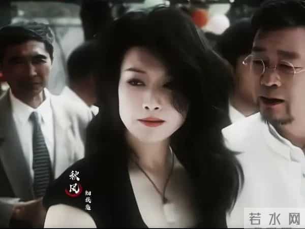 王静真是高大丰满的霸气御姐,独有的气质,丰韵犹存又明艳大气