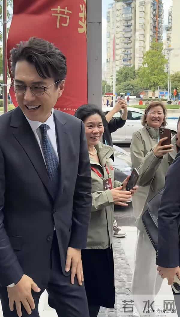 网友重庆偶遇靳东 着西装很绅士 本人大长腿 超帅气 连眼角褶子都迷人