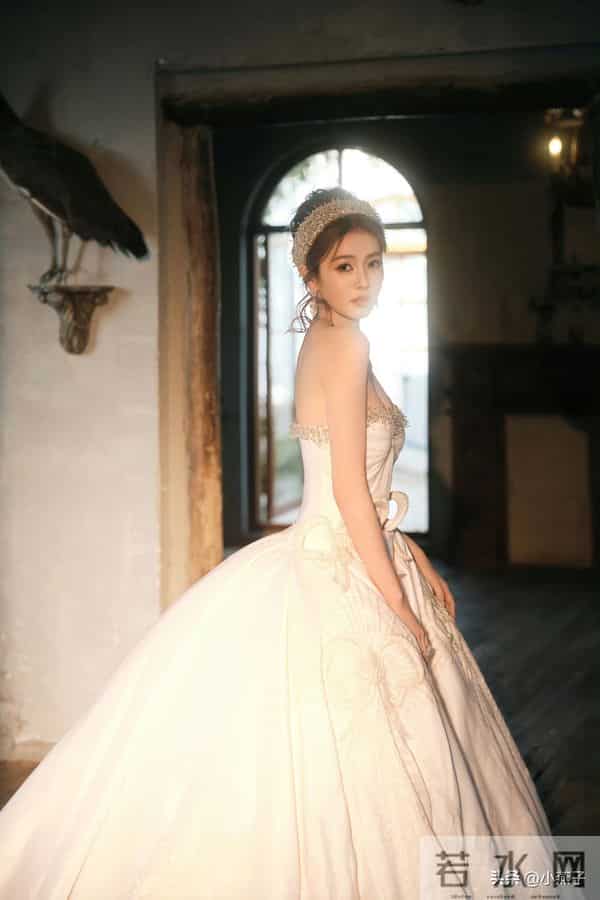 哇塞！白鹿的身材超有料性感迷人瘦而不柴、天使的容颜魔鬼的身材