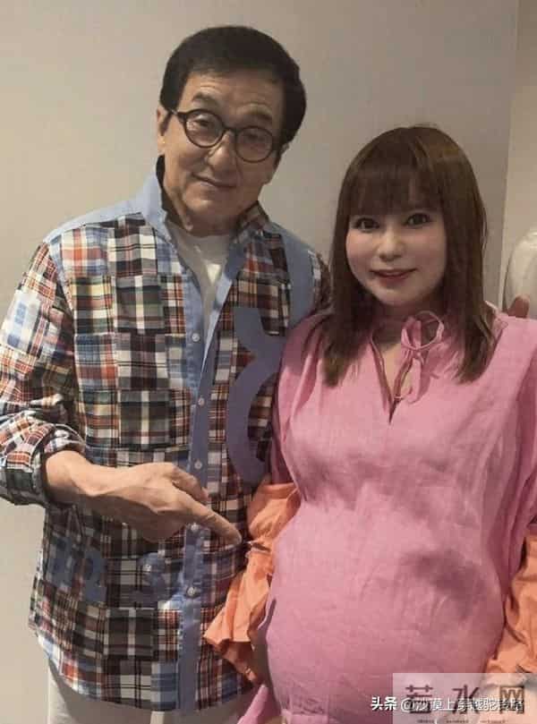 71岁成龙和日本女星中川翔子见面，用手抚摸对方孕肚，眼神好温柔