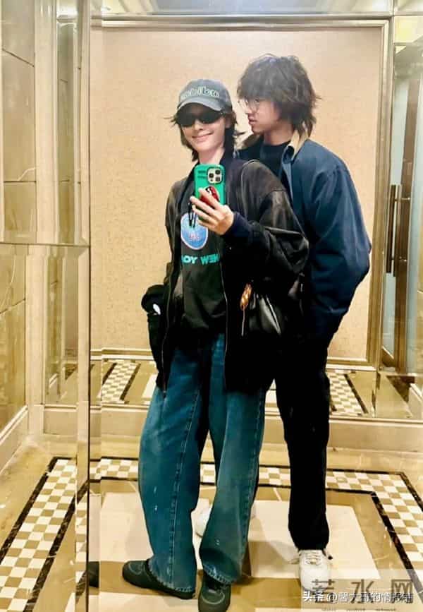 白百何大儿子现身机场，17岁元宝又高又壮，留长发扎马尾像陈羽凡