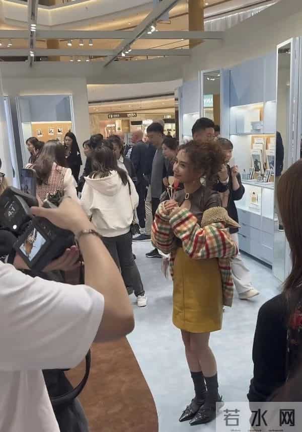 何超莲现身上海恒隆 羊毛卷好可爱 美得轻盈 瘦得优雅不愧是豪门千金