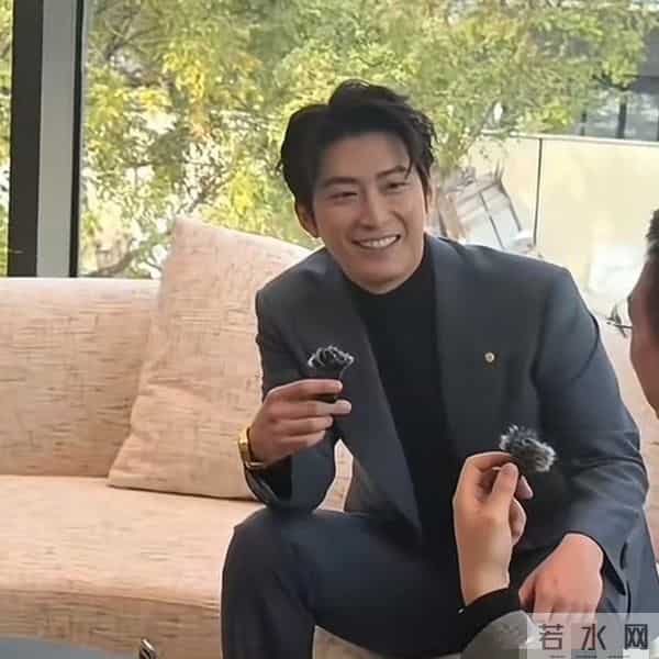 窦骁被传婚变后首次现身,面部浮肿憔悴,无名指还戴着婚戒