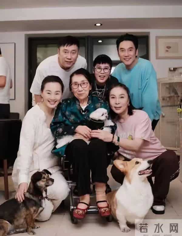 林依轮给长子庆生，26岁林子濠帅得像混血，西华蹲地照顾86岁婆婆