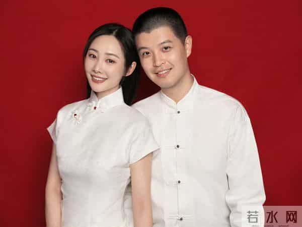 李纯马頔新婚逛地坛公园，李纯真人很瘦大长腿，男方贴心帮她提包