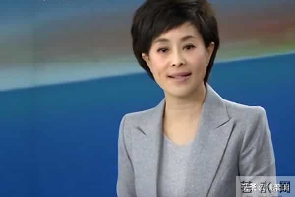 她13岁丧父，从甘肃走出来成为央视主持人，靠收音机练出普通话