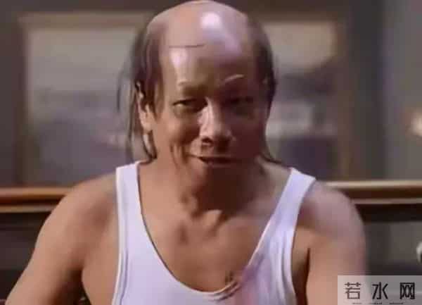 77岁梁小龙和妻子在深圳坐地铁，表情好像没睡醒，看起来没精