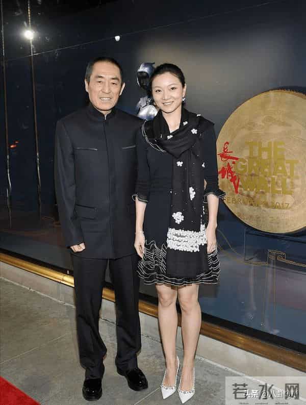 恩爱25年难敌岁月残酷！74岁张艺谋瘦弱如柴，43岁陈婷仍娇美如花