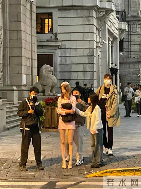 偶遇阿诺在街头拍摄，打扮漂亮似芭比娃娃，董力负责当拎包小弟