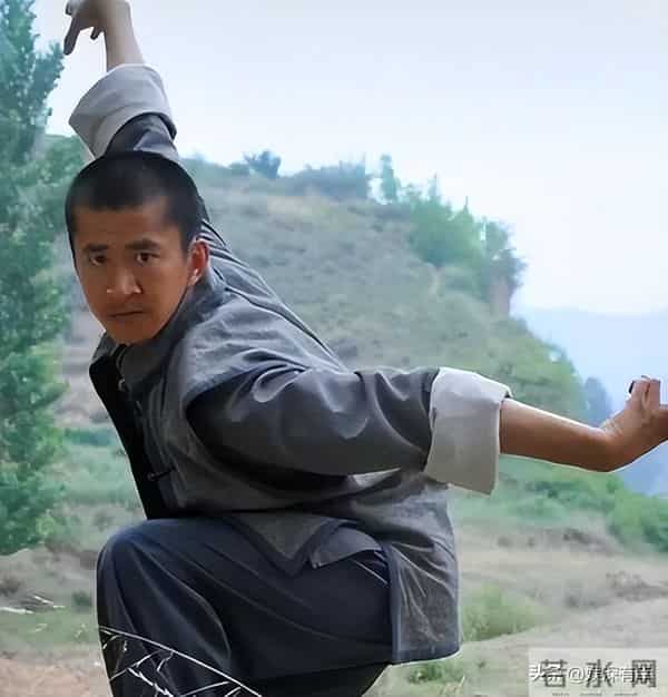 知名演员无戏可拍,已回老家摆摊挣钱,张颂文一句话揭开内娱真相