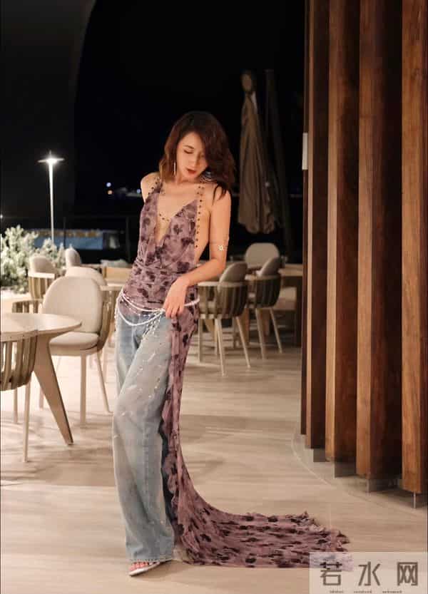 陈赫前妻沙特过39岁生日，许婧和老公漫步秀身材，男方185有胸肌