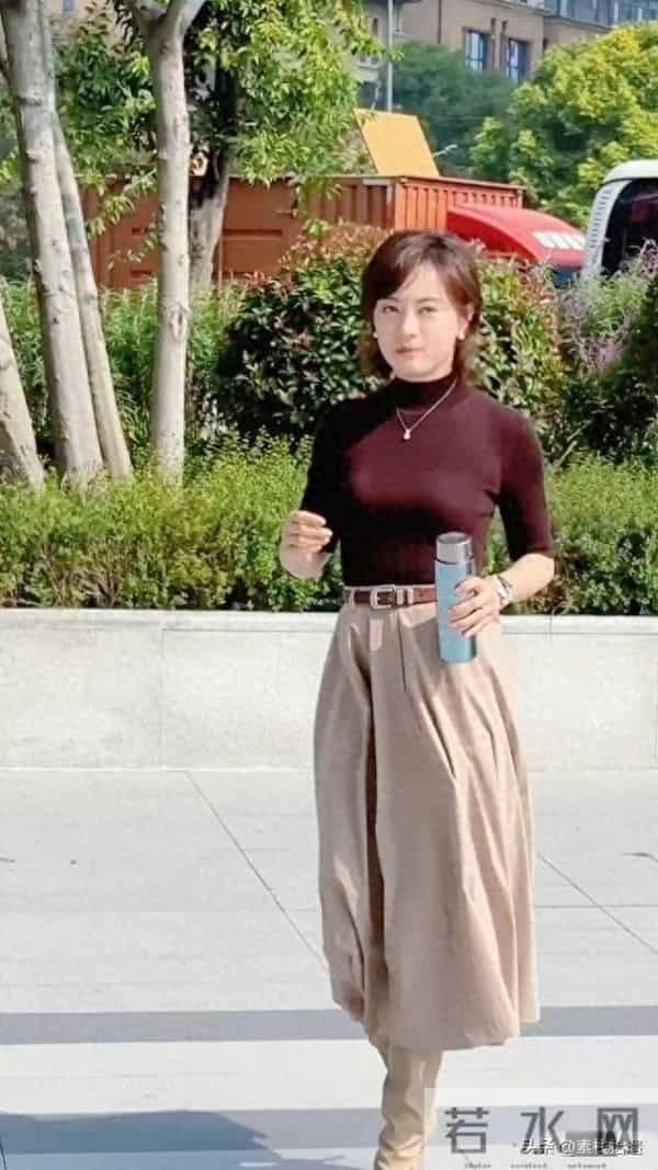 43岁孙俪上班被偶遇，她的身材真好，手里拿着保温杯，好会养生