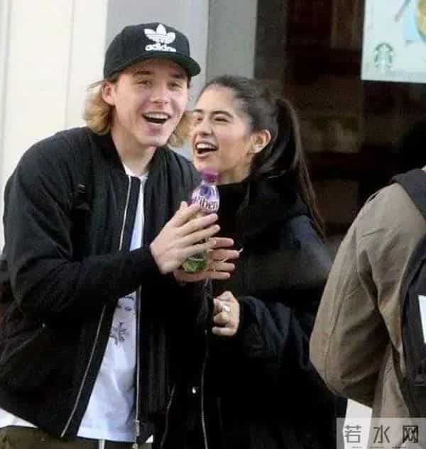 50岁贝克汉姆带妻儿领勋章,14岁小七好漂亮,布鲁克林依旧没露面