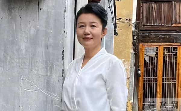 二婚嫁大13岁杜志国后，定居武汉素面朝天很自信，继子杜淳成心病