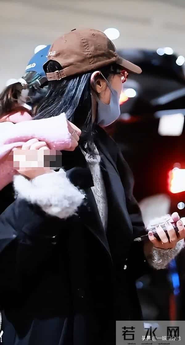 白百何一家回国,大儿子又黑又老,小儿子长相曝光眼小脸大不像她