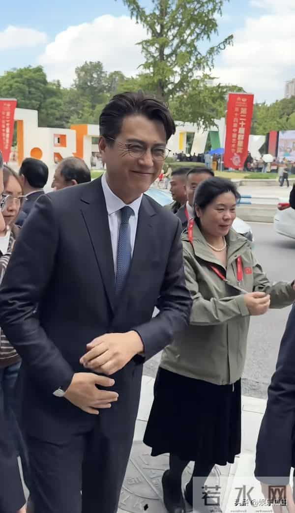 网友重庆偶遇靳东 着西装很绅士 本人大长腿 超帅气 连眼角褶子都迷人