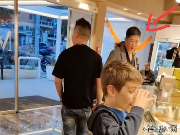 老麦新露面在买早餐 他有点忧郁 表哥力挺二哈 大哈的粉丝群信息被曝