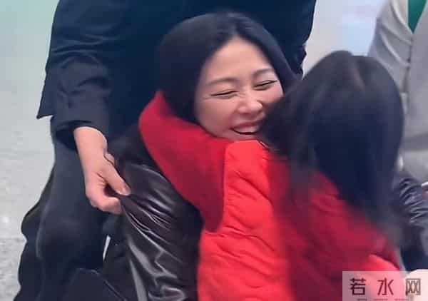 朱珠女儿机场飞奔扑向妈妈,朱珠倒地拥抱,女儿梨涡脸型笑容如花
