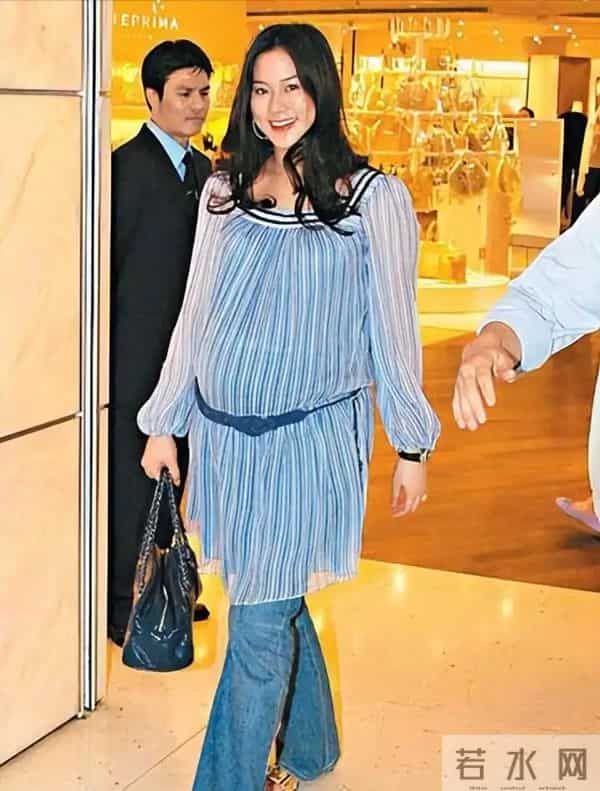 她14岁就长得“倾国倾城”,被富豪花7亿娶回家,8年生下4个娃