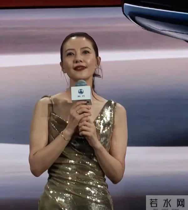 45岁的高圆圆 跌落神坛了 她穿紧身的鎏金裙小肚腩突出，法令纹明显