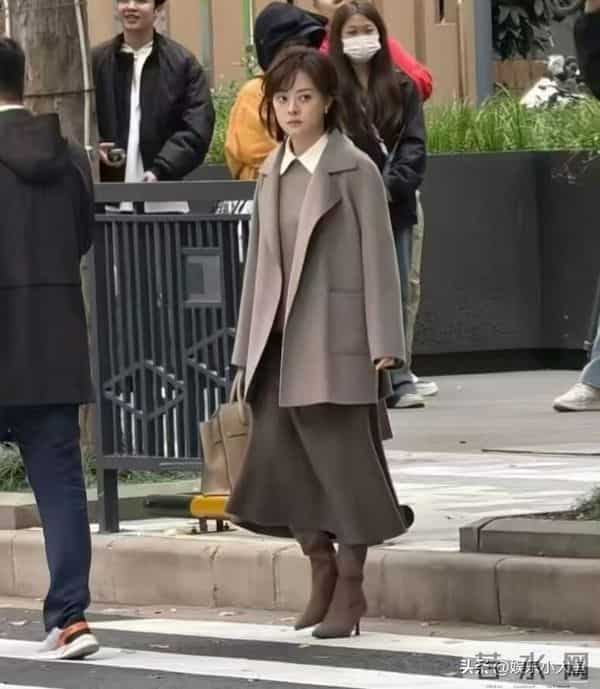 孙俪无锡拍戏被偶遇，身穿毛呢大衣新发型好洋气，本人又瘦又美！
