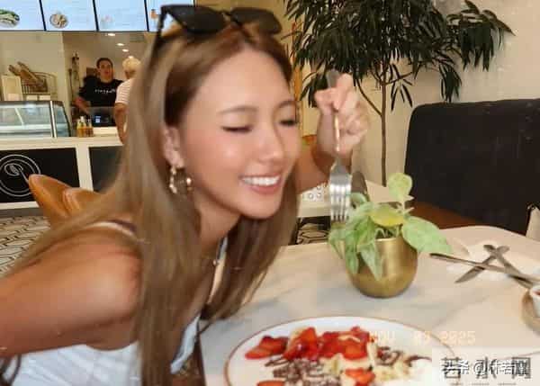 小S大女儿Elly晒自拍照,穿抹胸短裙,身材火辣,网友:像小S