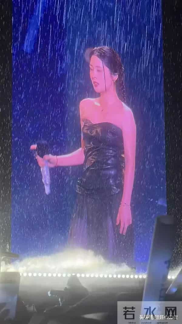 张碧晨演唱会被雨水淋透,黑色透视裙在雨中若隐若现,好丰满